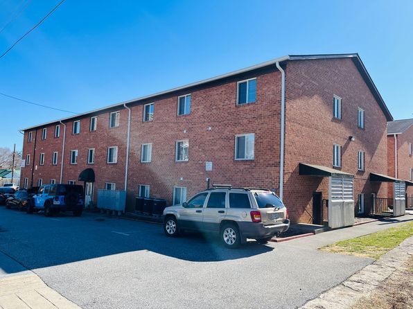 *Available Now - 4 and 3 Person Rates Available* 4 Bedroom, 2 Bath Apartment | 1011 Grove Ave, Radford, VA