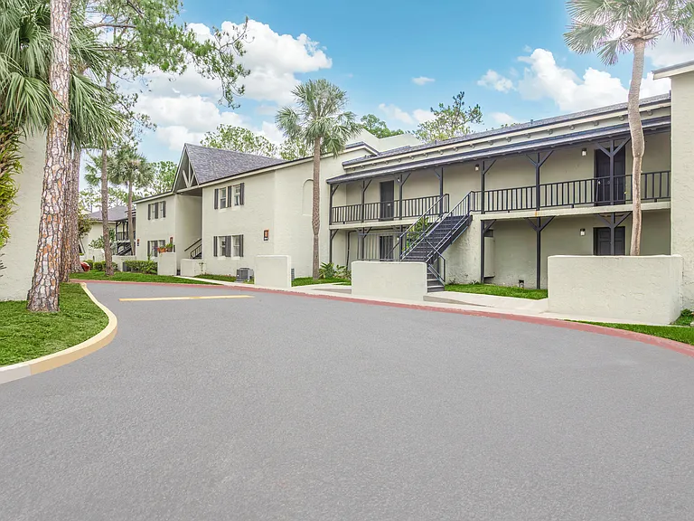 Oasis Club Apartments — Photo 10