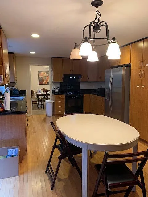 5 bed, 2.5 bath, 2180 sqft, $950 — Photo 2