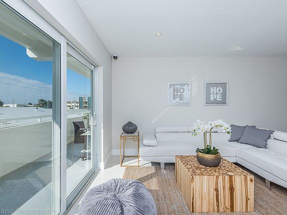 3rd image of 3212 NE 12th St APT 302
