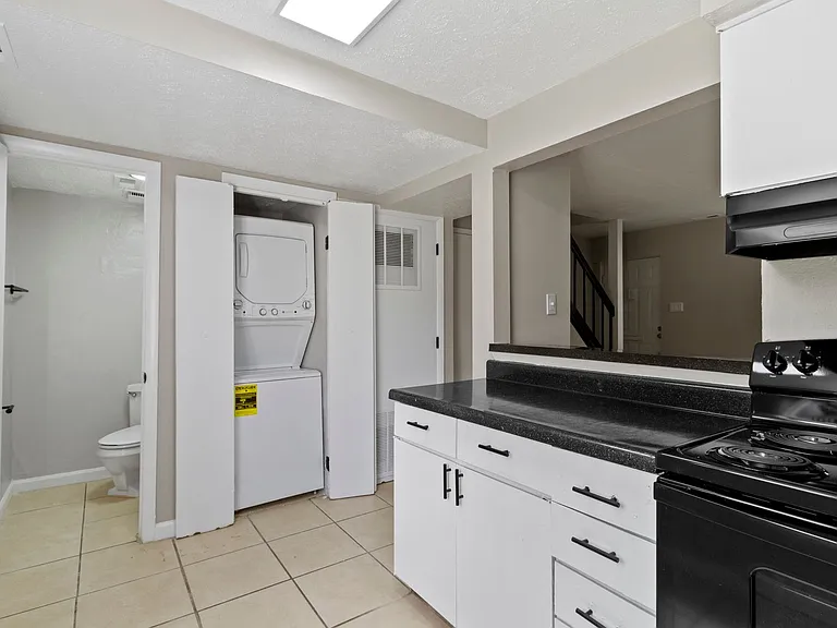 The Vistas Apartment Homes — Photo 3