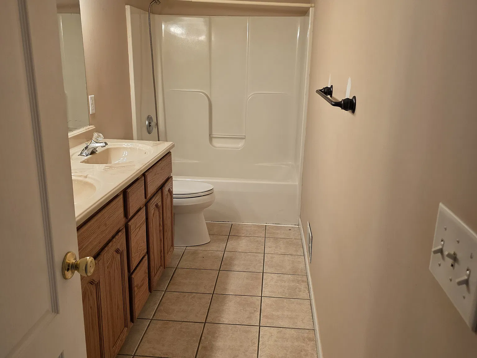 4 bed, 2.5 bath, 4500 sqft, $3,800 — Photo 4