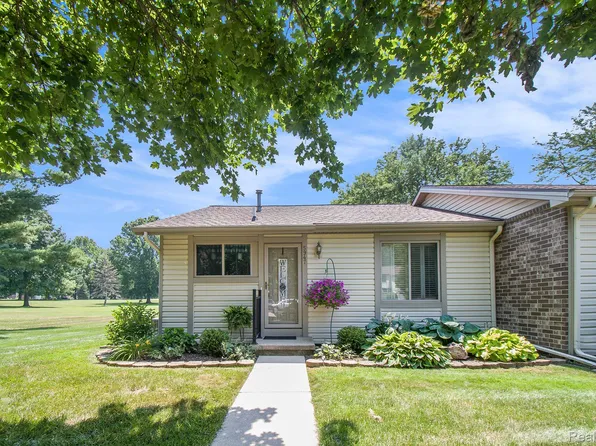 5947 Village Dr, Haslett, MI 48840