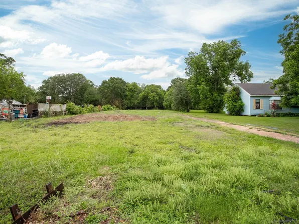 6701 32nd St, Groves, TX 77619