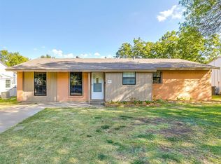 809 SW Southridge Dr, Burleson, TX 76028