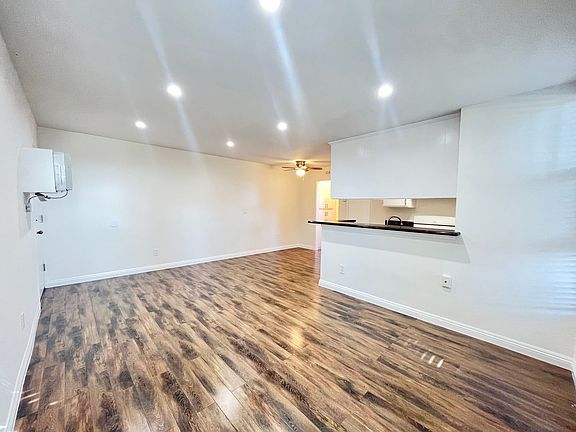 4th image of 14831 Delano St #4