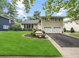 58 Hilldale Rd, Albertson, NY 11507