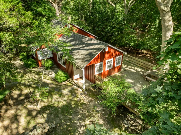 https://photos.zillowstatic.com/fp/1c782621360b45b6f8c64dc6e77432d9-p_e.webp