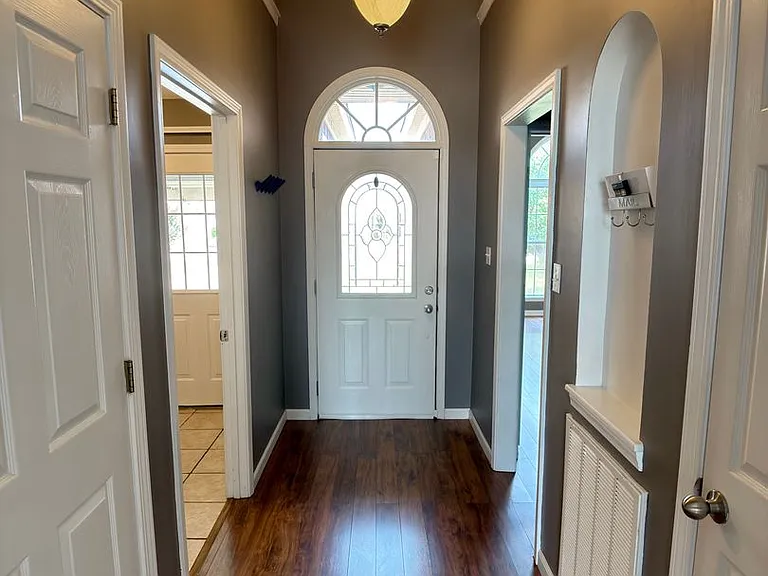 5104 Deerfield Dr — Photo 2