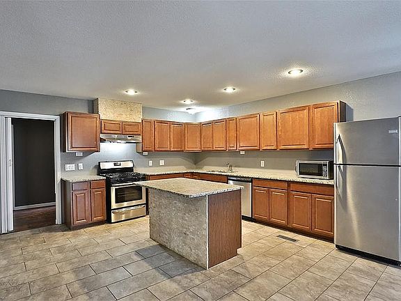 4th image of 734 Sunset Dr
