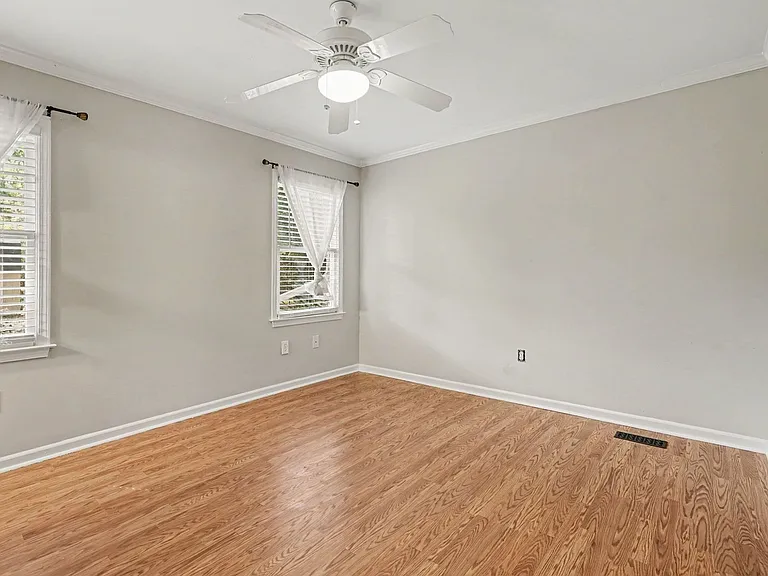 290 University Cir — Photo 16