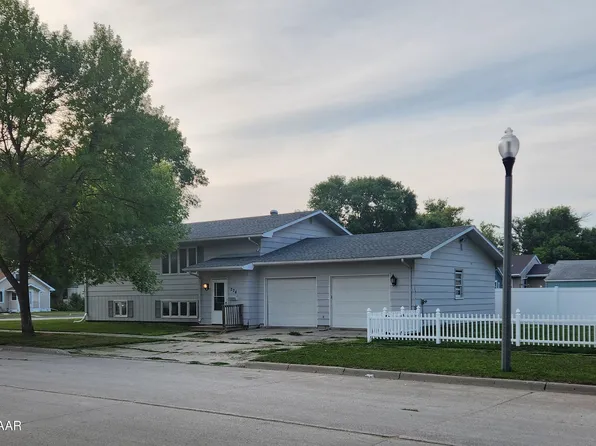 204 9th St NE, East Grand Forks, MN 56721