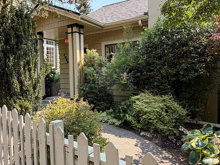 1828 NE Ravenna Blvd — Photo 2