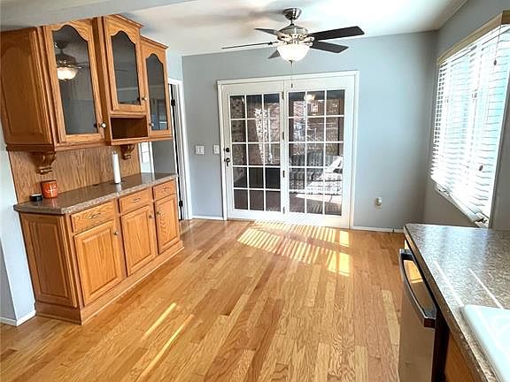 5th image of 160 Lucerne Place Dr