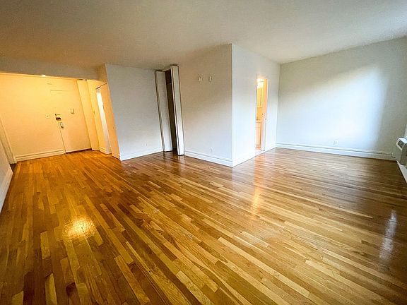3rd image of 310 W 47th St APT 3B