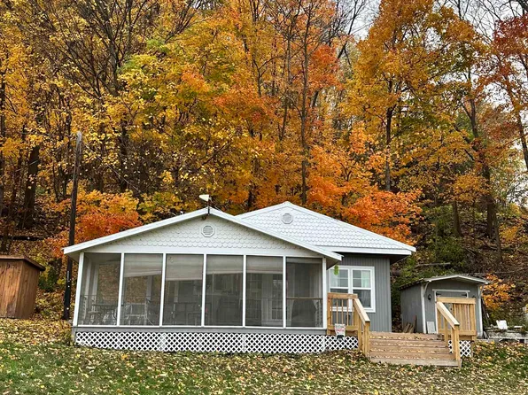 311 Mallard Ln, Garnavillo, IA 52049