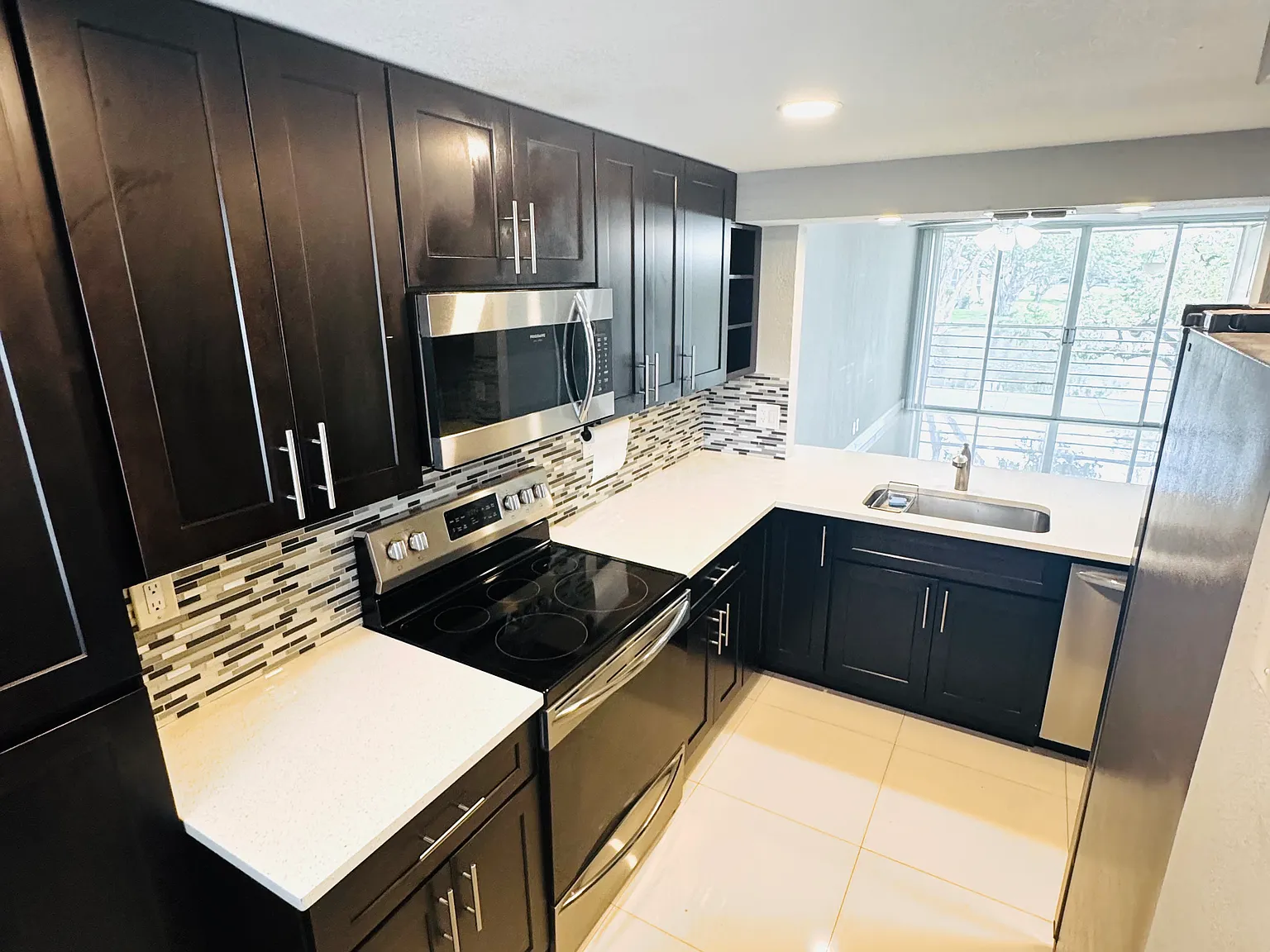 9340 Lagoon Pl — Photo 2