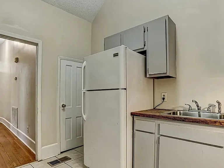 520 E Waldburg St #B — Photo 4