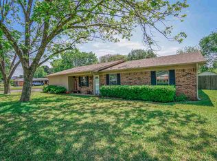 910 Lincoln Dr, Longview, TX 75604