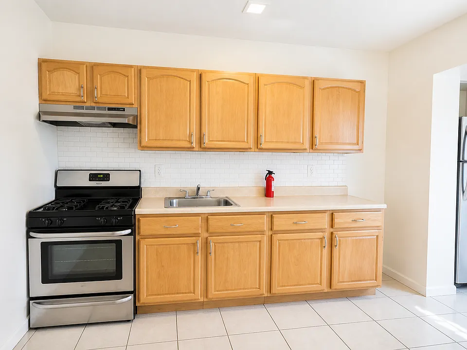 32 Van Nostrand Ave #1
