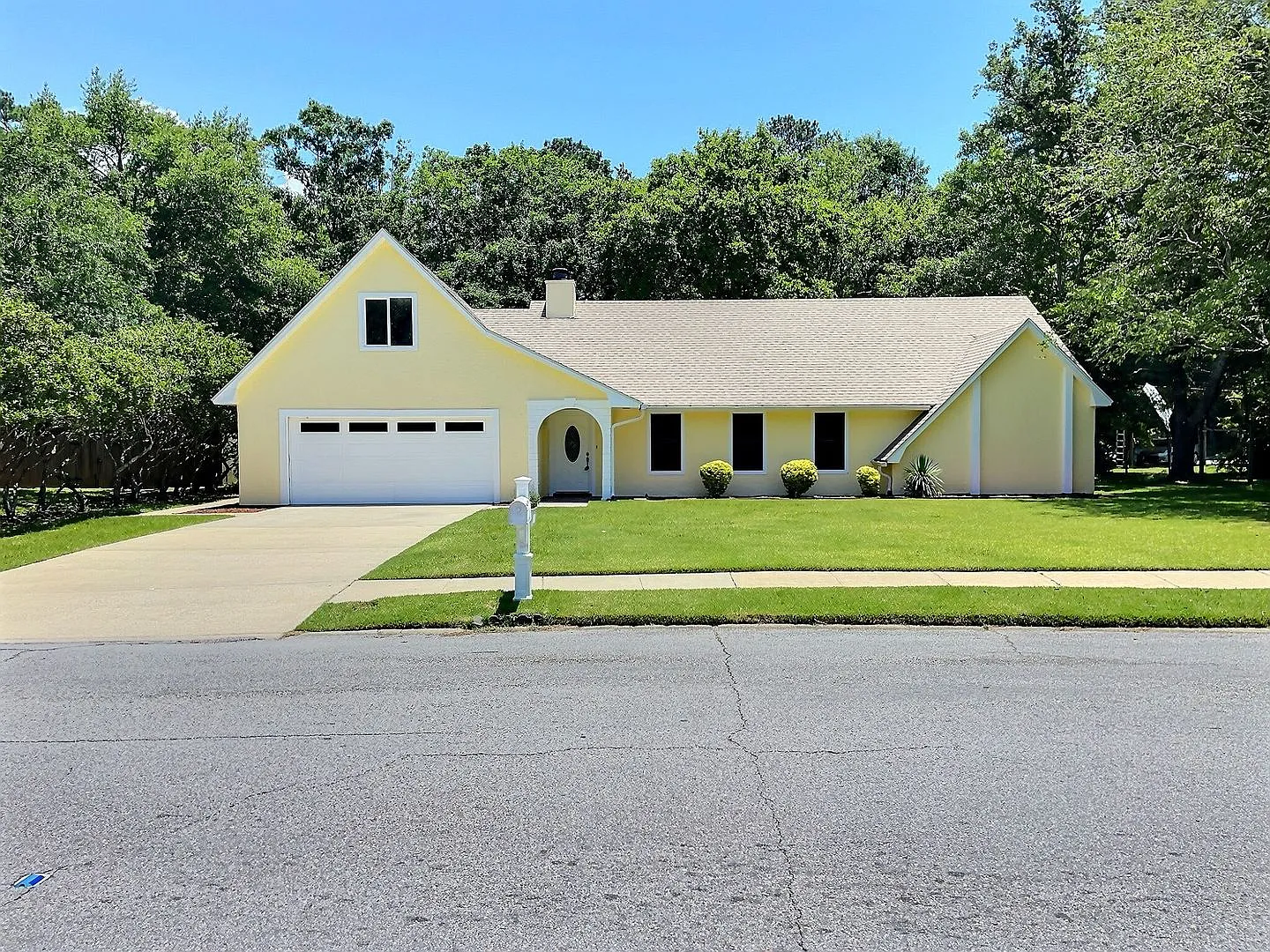 Spacious 4 bedroom home in Ocean Springs! — Photo 1