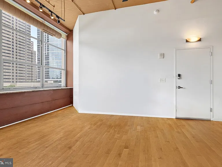 2200 Arch St #609 — Photo 2