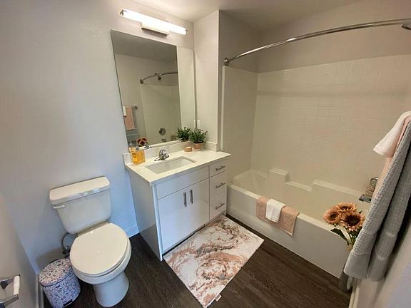 5th image of 6334 Woodman Ave #410