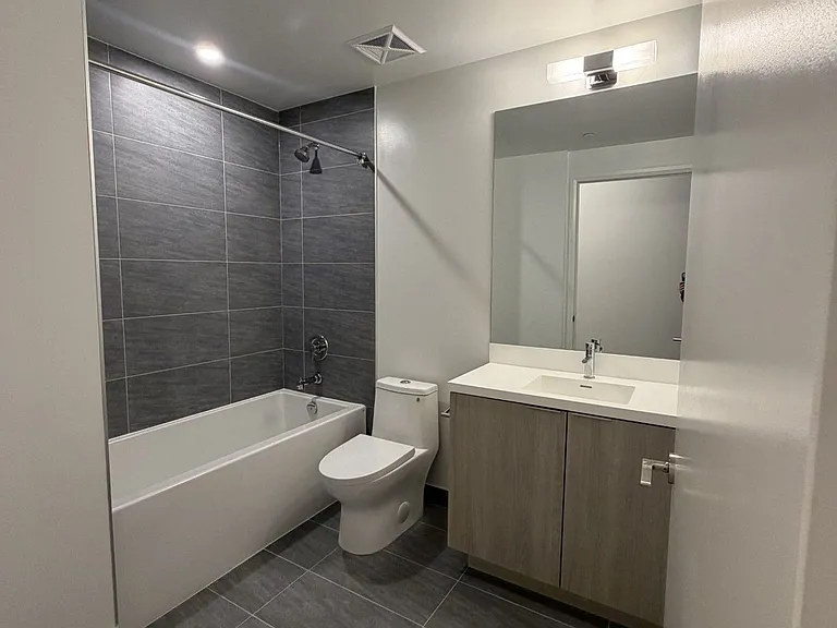 400 King St W #1111 — Photo 7