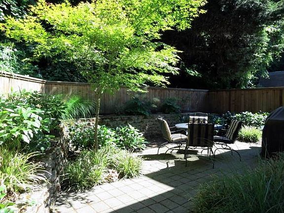 Private Backyard patio!