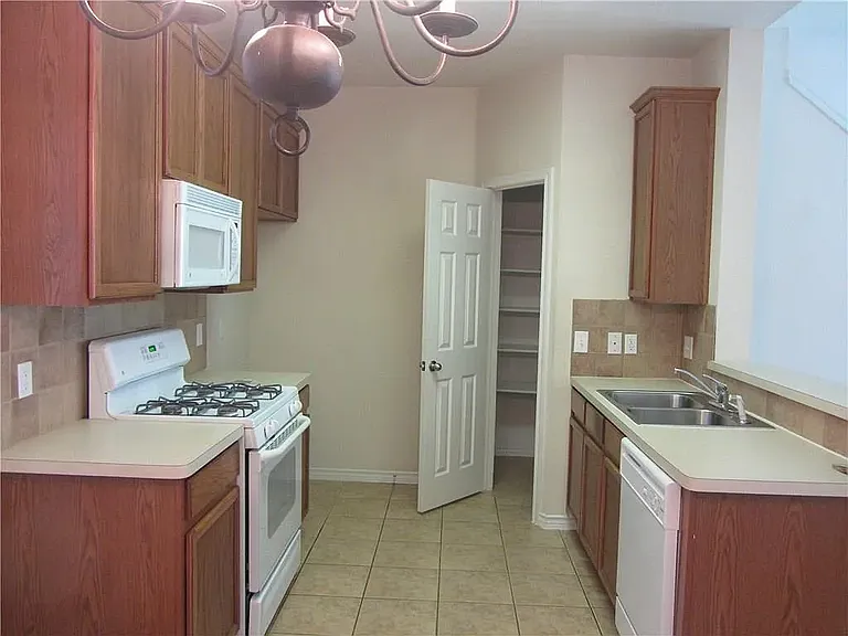 7425 Danbridge Ln — Photo 8