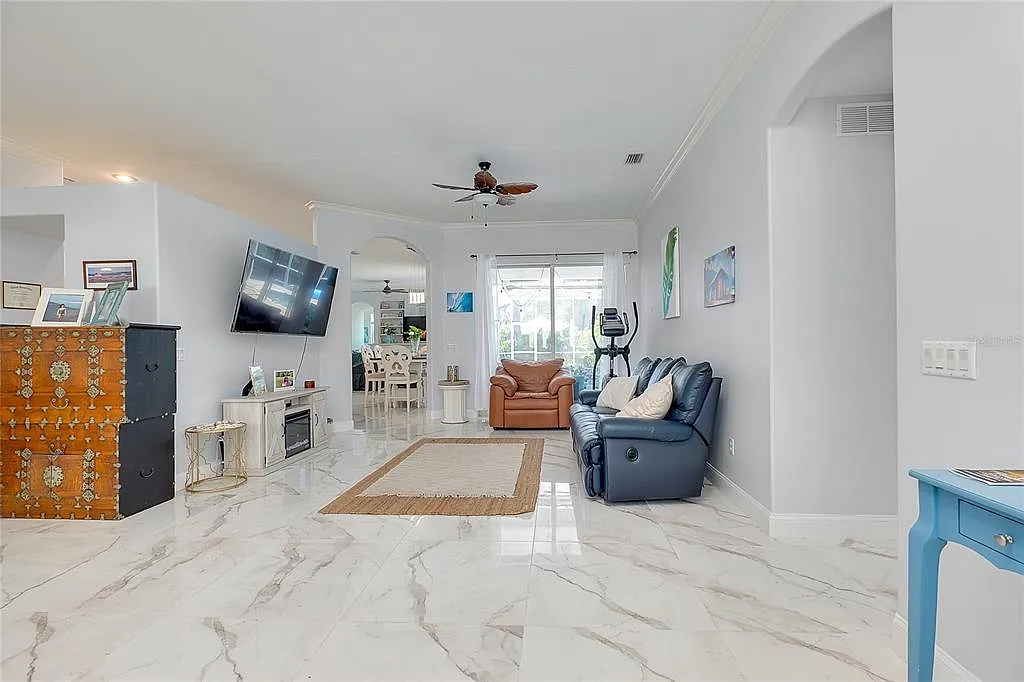 3 bed, 3.0 bath, 2368 sqft, $4,700 — Photo 4