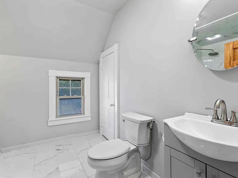 502 W 8th St — Photo 6