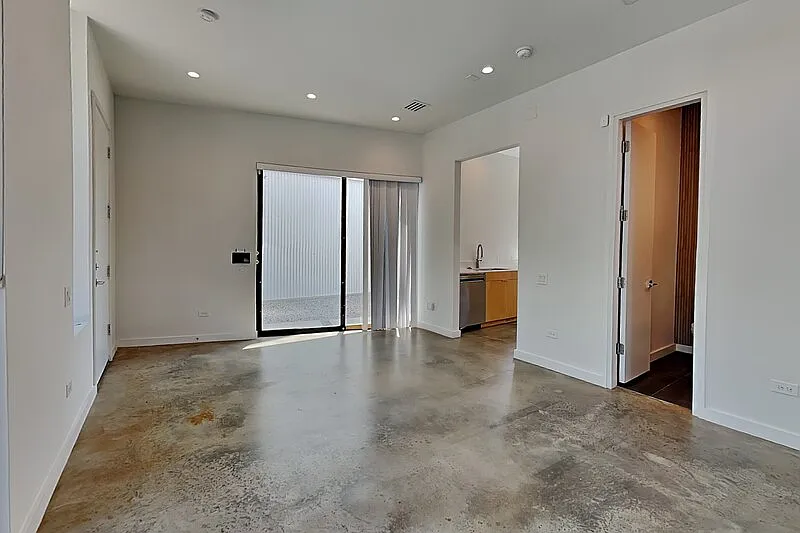 2 bed, 2.0 bath, 1000 sqft, $2,300 — Photo 2