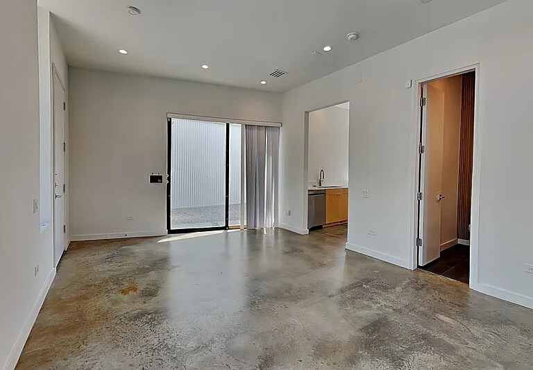 904 Blackland Ct — Photo 2