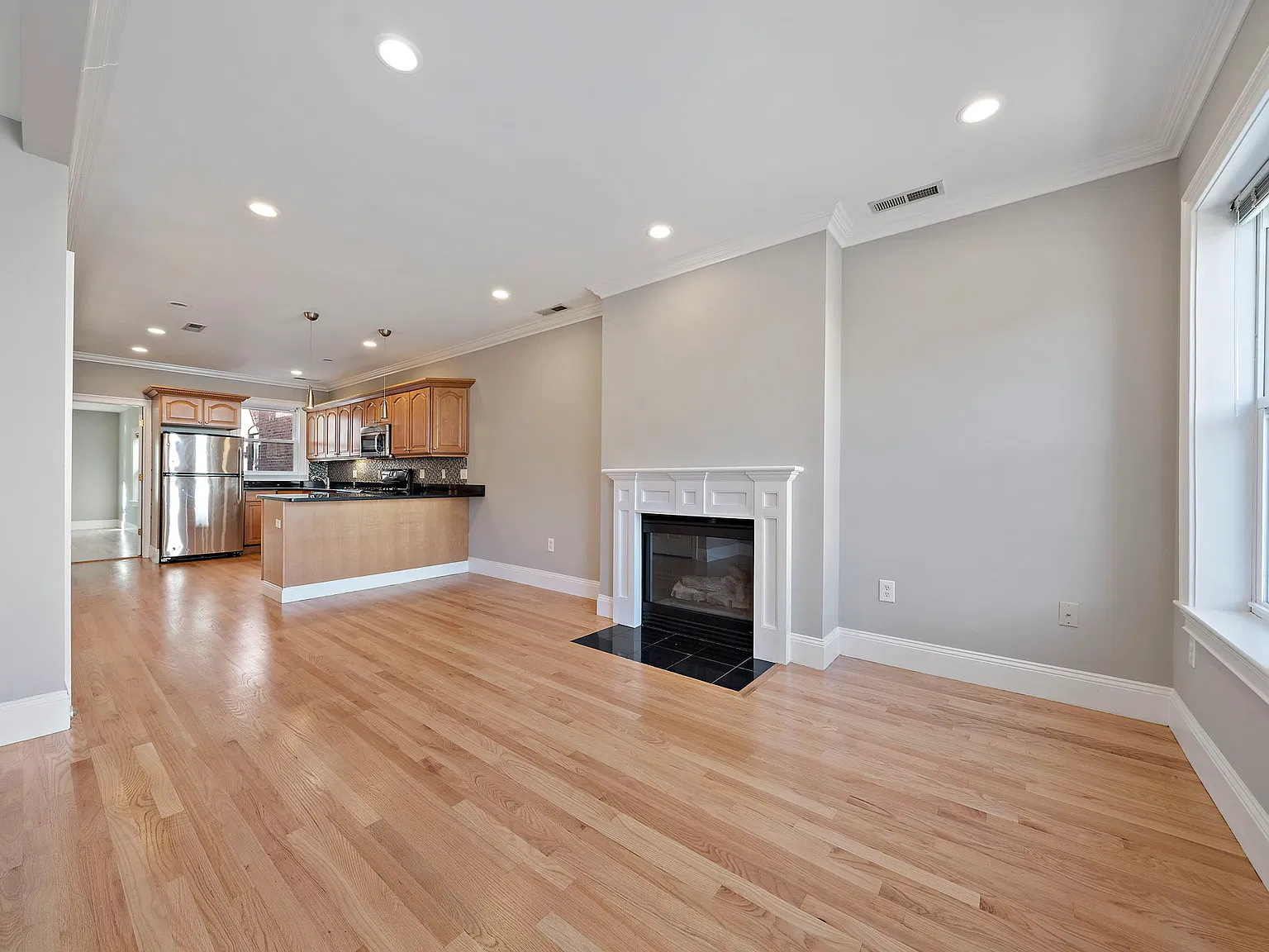 3 bed, 1247 sqft, $4,750 — Photo 2