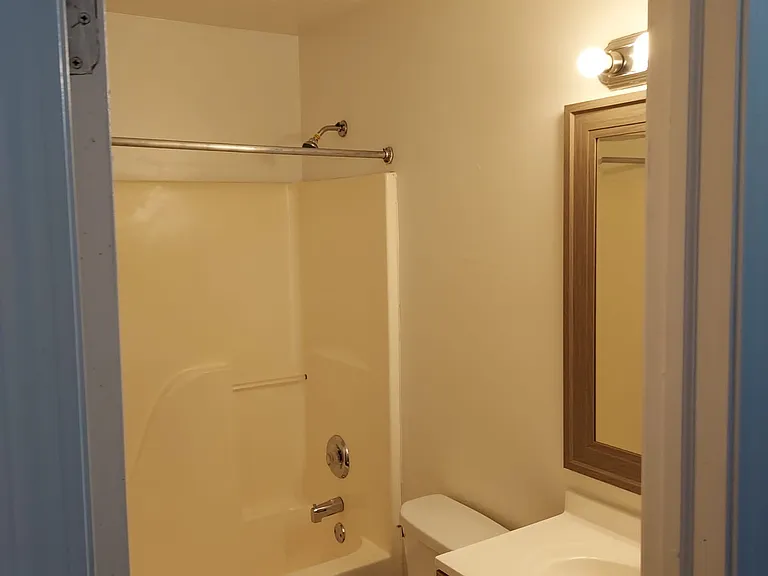 10724 Hathaway Ave — Photo 9