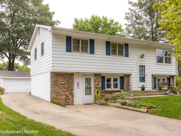 1715 Rodney Cir NE, Grand Rapids, MI 49505
