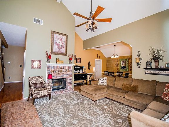 5th image of 201 W Willow Creek Dr