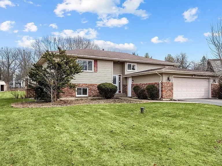 5N087 Mary Ct — Photo 1
