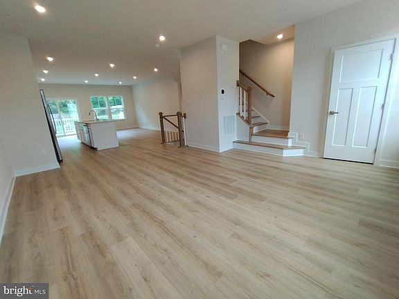5th image of 124 Glory Maple Ln