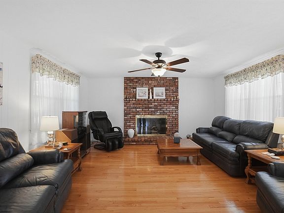 4th image of 54 Sagamore Rd