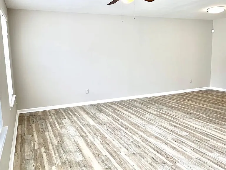 2208 Timberwood Cir S — Photo 12
