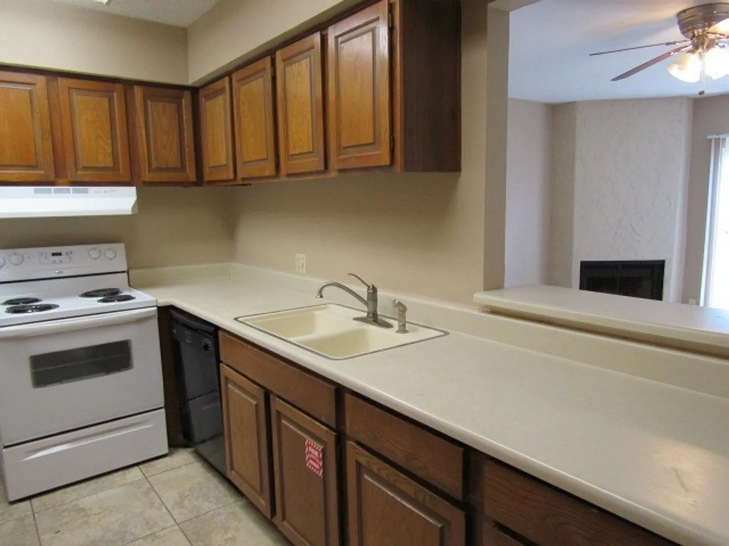 2725 Santa Fe Unit B - 2/Bed 2.5/Bath - $1250/month — Photo 4