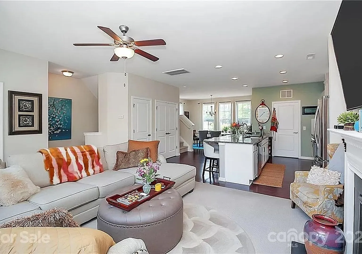 Room in 4 Bedroom Townhome at Sharon Rd W — Photo 2