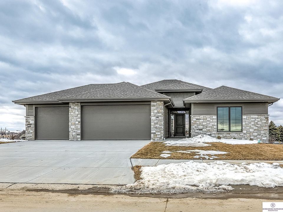 1st image of 4718 N 192nd Ave