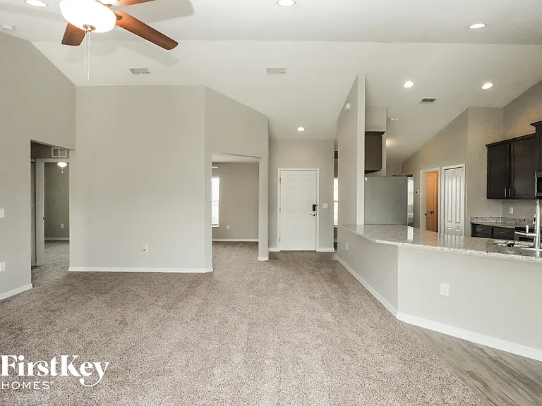 444 Lanham Dr — Photo 2