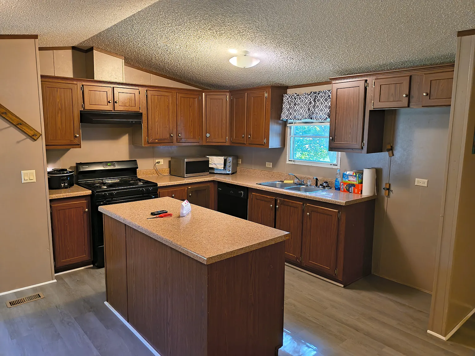 3 bed, 1100 sqft, $1,200 — Photo 3