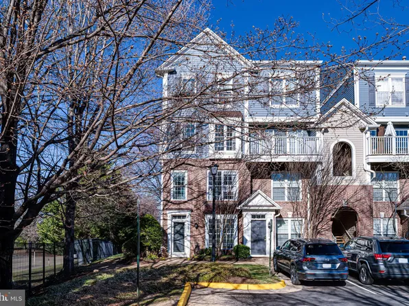 7082 Falls Reach Dr, Falls Church, VA 22043