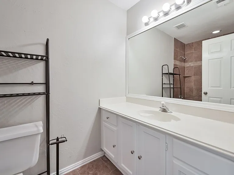 1521 Stratford Dr — Photo 14