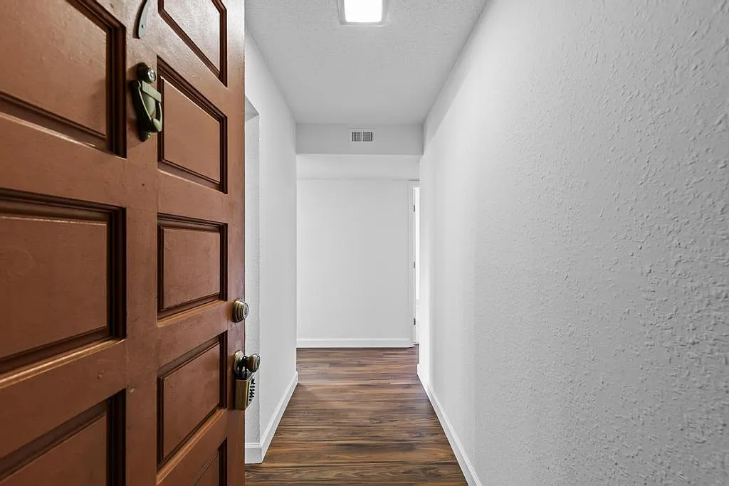 3918 La Mirada Drive North - 7 — Photo 3